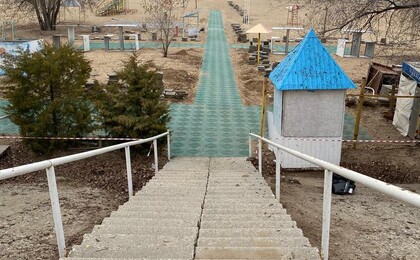 Тротуар из плитки на пляже
