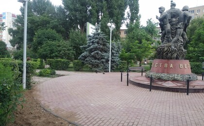Укладка тротуарной плитки в сквере